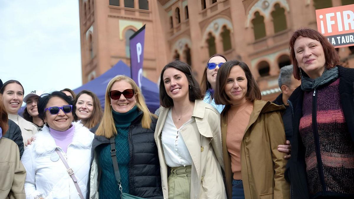Archivo | María Marín, diputada regional y responsable estatal de políticas verdes y animalistas de Podemos (a la derecha de la imagen), junto a Ione Belarra e Irene Montero en la presentación de la ILP contra la tauromaquia.