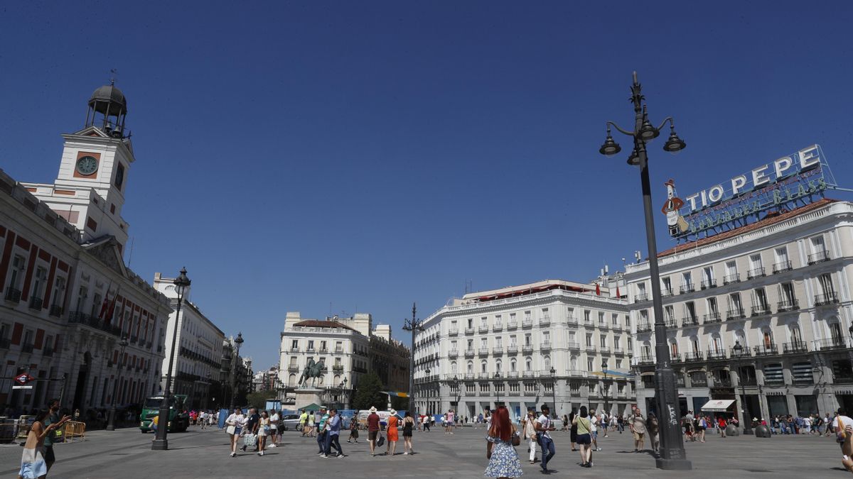 Imagen de archivo día despejado en la plaza del Sol de Madrid.