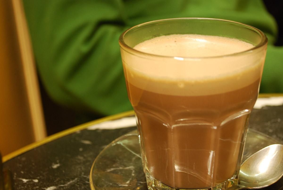 Choco-latte sobre verde