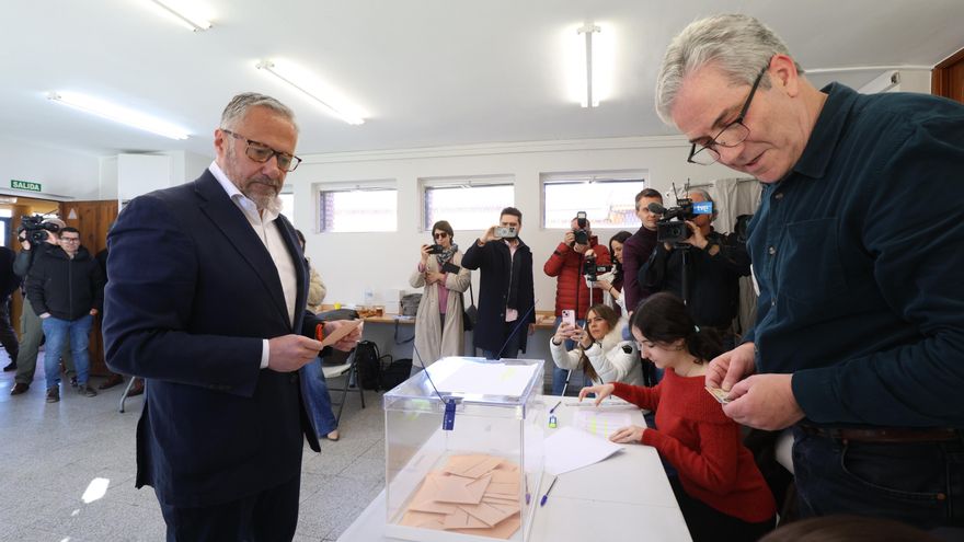 El candidato de Vox a la Presidencia de Castilla y León, Carlos Pollán, ejerce su derecho al voto,en Carbajal de la Legua, Sariegos.