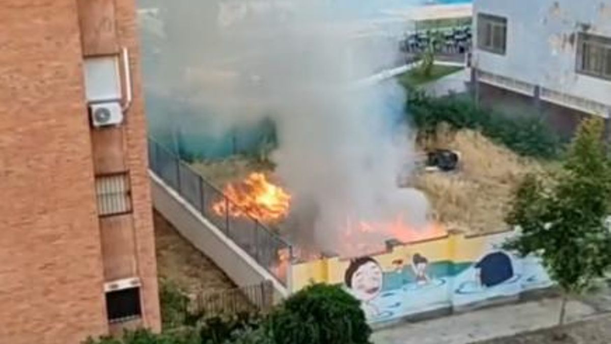 Susto en la Fuensanta por un incendio que quemó 500 metros cuadrados de pastos junto a la piscina municipal