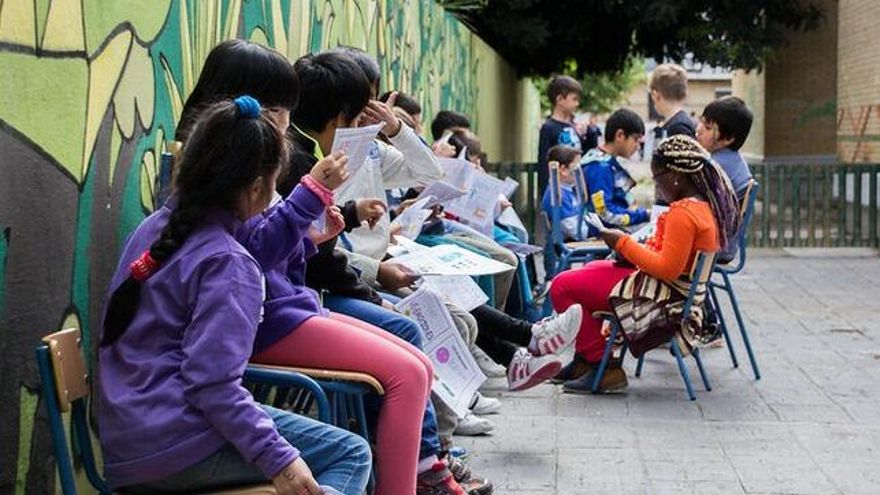 Un colegio de Sevilla con el 60% de niños inmigrantes se opone a que Vox sea el portavoz municipal de su consejo escolar