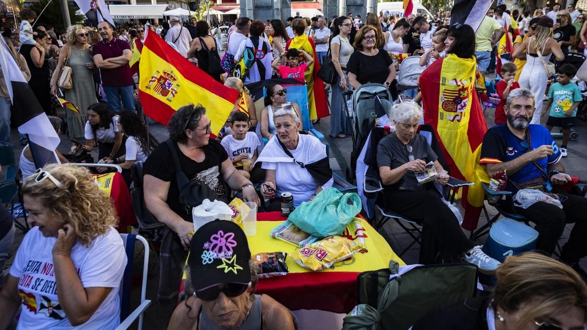 El efímero "15-M" de Ceuta: pantalla gigante para ver a Vivas en El Hormiguero, sillas de playa y música hecha con IA
