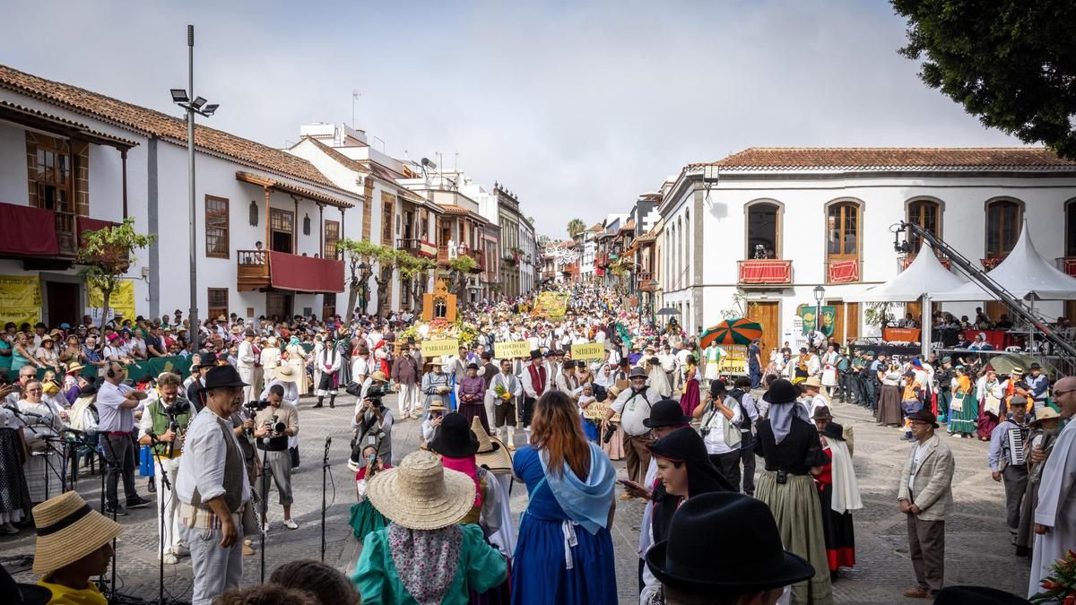 Miles de peregrinos se dan cita en Teror en la tradicional Romería-Ofrenda en honor a la Virgen del Pino