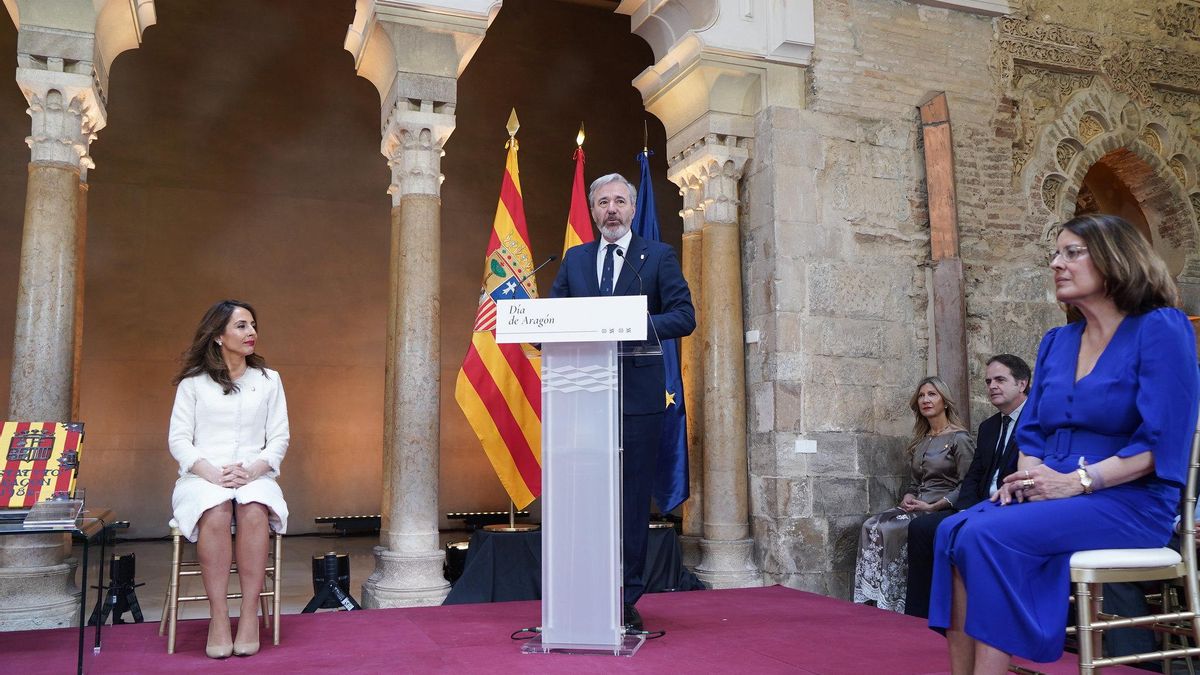 Azcón rehúye la polémica en su discurso por el Día de Aragón y la oposición critica su "sometimiento absoluto" a Vox