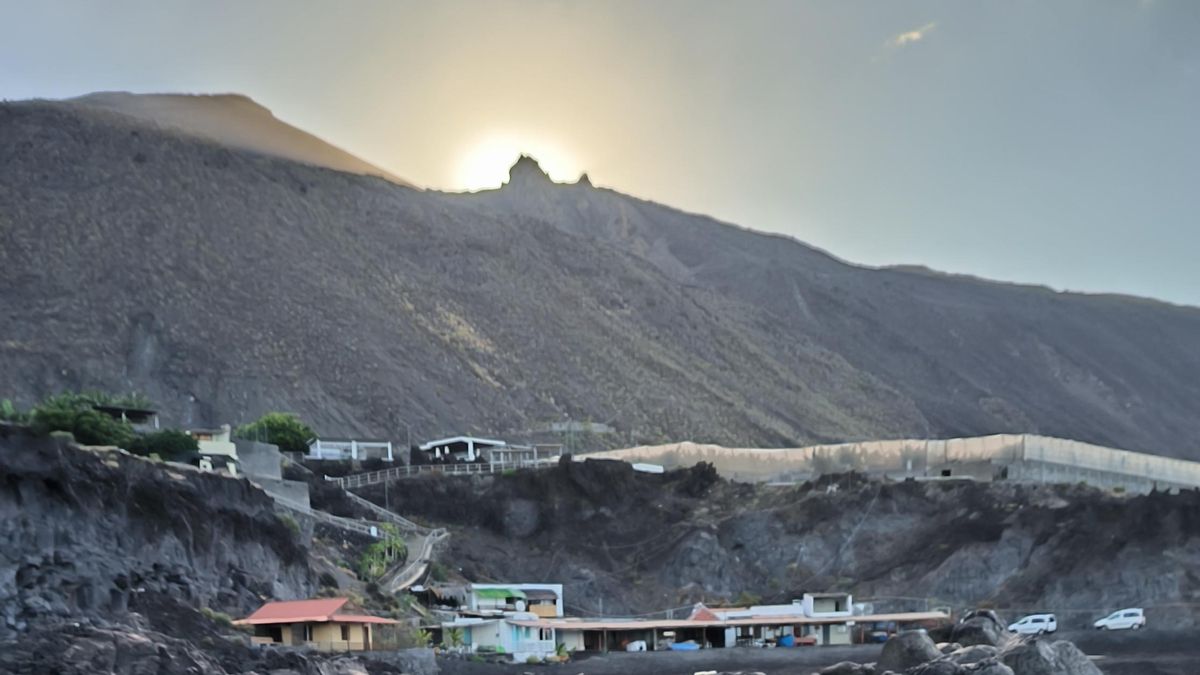 Con cada equinoccio, desde la Puntalarga (Fuencaliente, La Palma), el sol despunta por el sagrado Roque Teneguía.