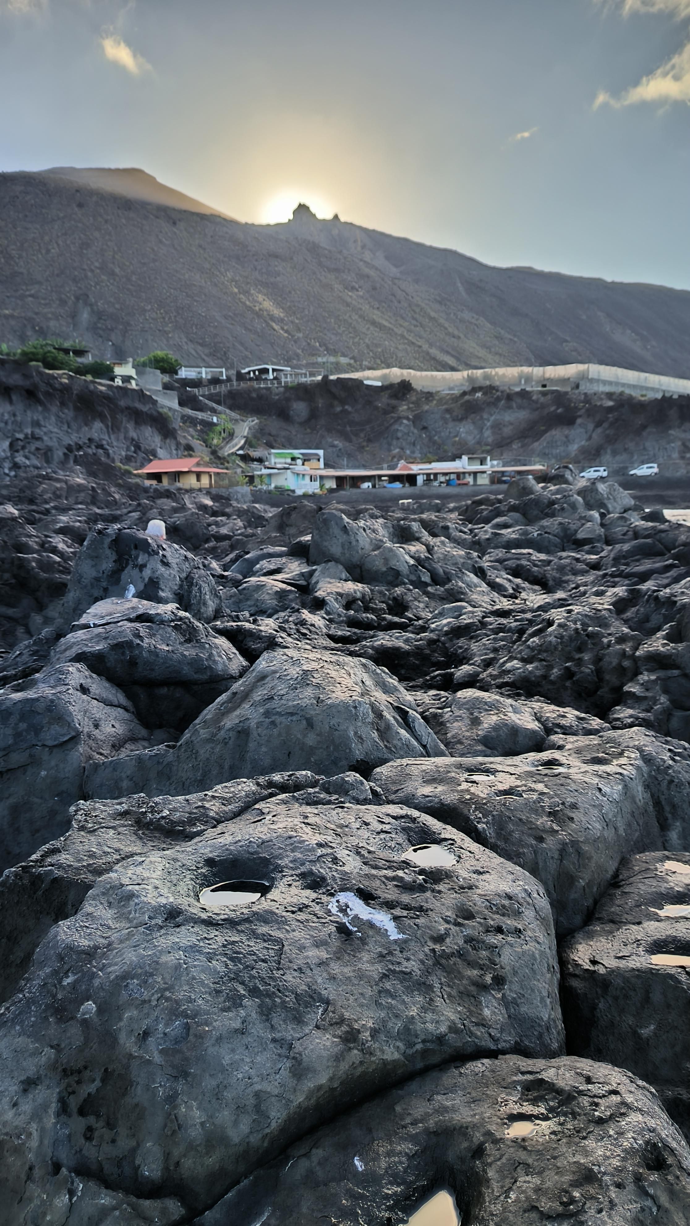 Con cada equinoccio, desde la Puntalarga (Fuencaliente, La Palma), el sol despunta por el sagrado Roque Teneguía.