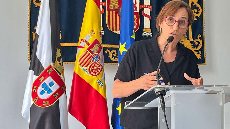 La ministra de Sanidad, Mónica García durante la rueda de prensa tras su encuentro con el presidente de la Ciudad Autónoma de Ceuta, Juan Jesús Vivas en el Palacio autonómico para tratar la crisis sanitaria y migratoria que padece la ciudad. EFE/Reduan