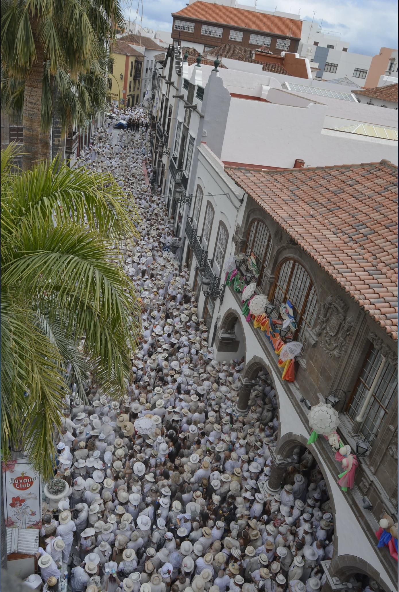 Una marea indiana, al ritmo del son cubano, ha inundado de diversión Santa Cruz de La Palma. Foto: LPA