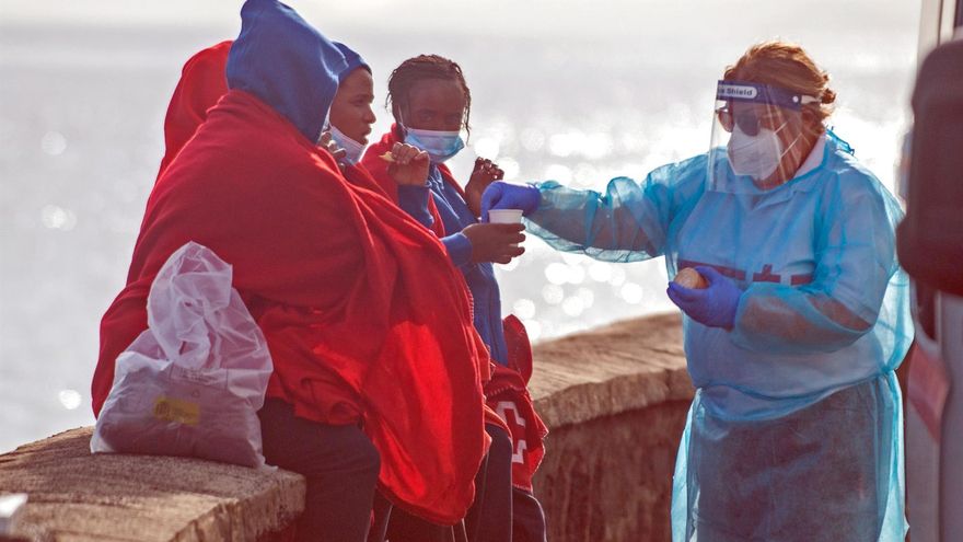 53 migrantes subsaharianos, entre ellos varias mujeres, son trasladados hasta el puerto de Arrecife, donde han sido atendidos por personal de Cruz Roja y del Servicio Canario de Salud. EFE/ Javier Fuentes