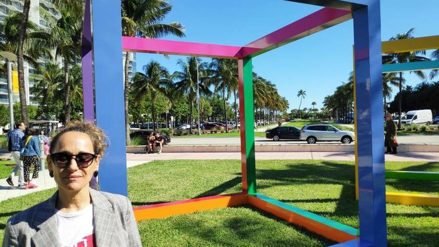 Una de las curadoras de la exposición "Disruptions", la argentina Florencia Battiti, posa este martes frente a la escultura "Intemperie" (2019) de la artista Graciela Hasper, en el parque Collins de Miami Beach, Florida (EE.UU).