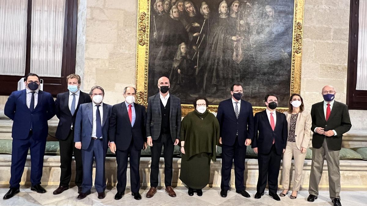El alcalde y el delegado del Distrito Casco Antiguo con el Patronato de la Fundación MAS.