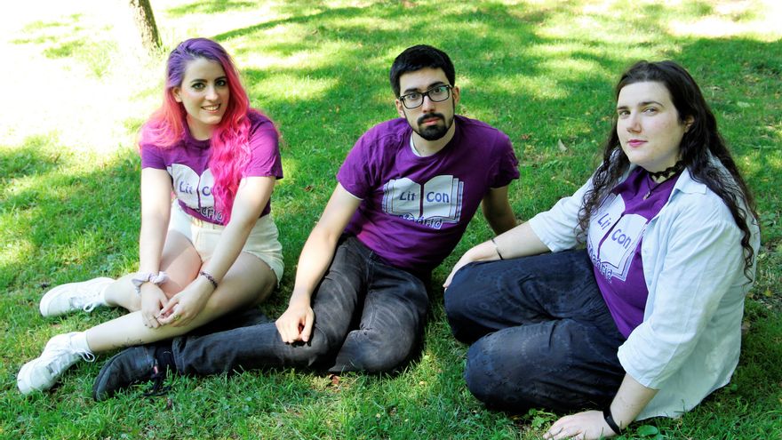 El césped es el 'pabellón' original de estos encuentros anuales de jóvenes devotos de la literatura juvenil