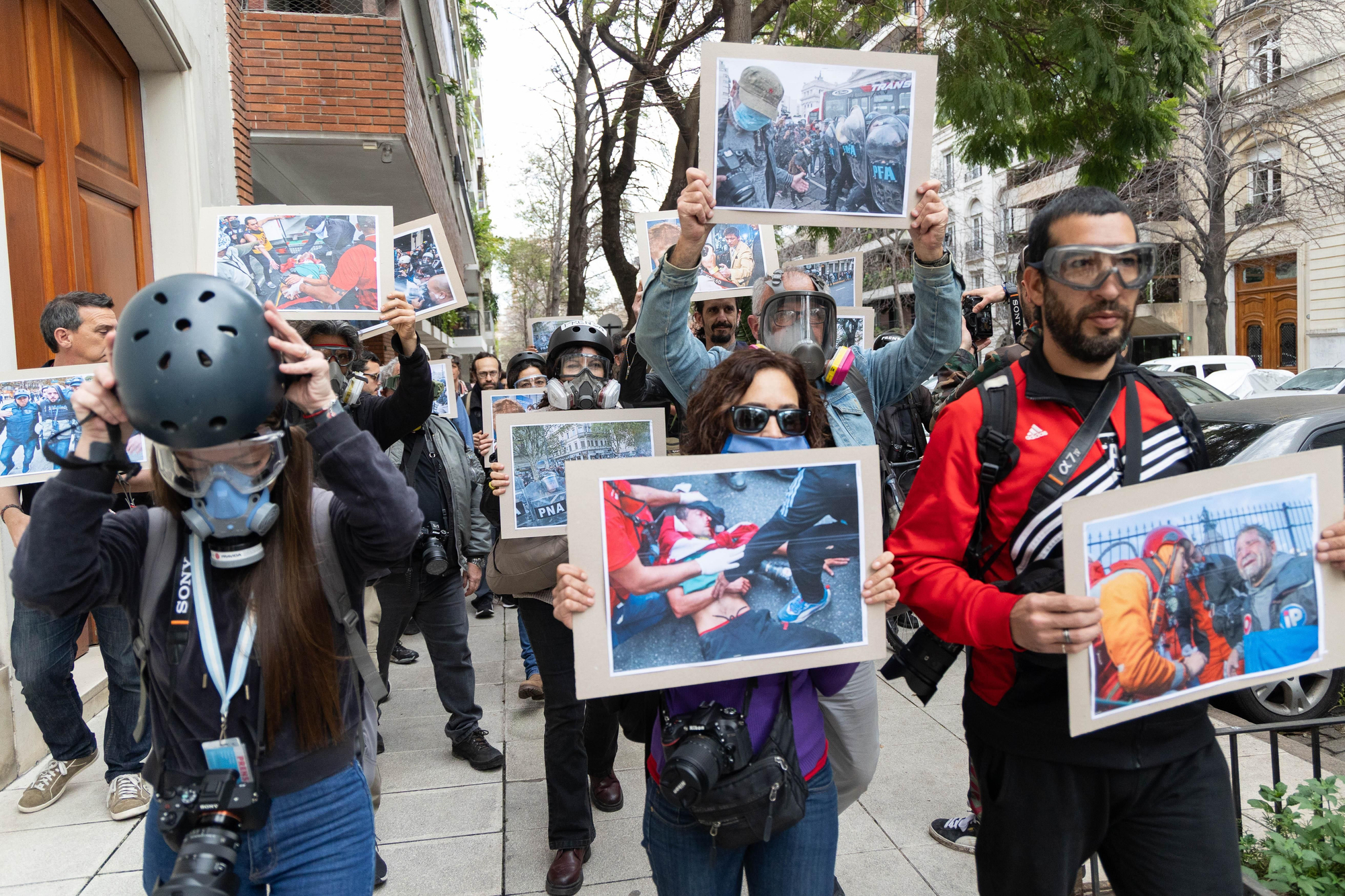 Los reporteros gráficos mostraron en la protesta contra la represión del gobierno de Javier Milei y Patricia Bullrich imágenes de ataques feroces a trabajadores de prensa por parte de las fuerzas de seguridad.