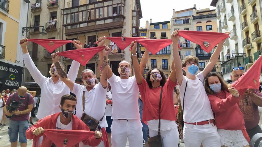 400 personas frente al Atyuntamiento de Pamplona en el "no chupinazo"