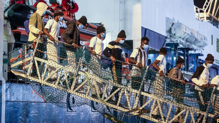 Los más de 500 rescatados por el barco de MSF desembarcan en Augusta (Italia)