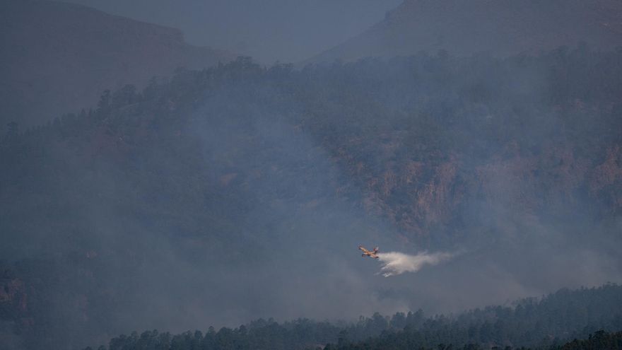 Los medios aéreos se reincorporaron durante la mañana del sábado 22 de mayo, pero debían recoger el agua en tierra ante el fuerte oleaje en el mar.