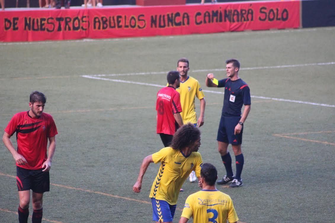 La anulación del gol provocó lcontinuas protestas de los jugadores del Mensajero. Foto: JOSÉ AYUT.