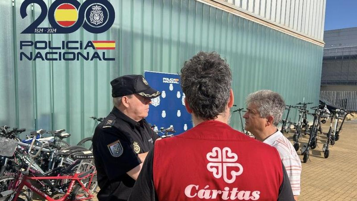 La Policía Nacional entrega a Cáritas 30 bicicletas y patinetes perdidos