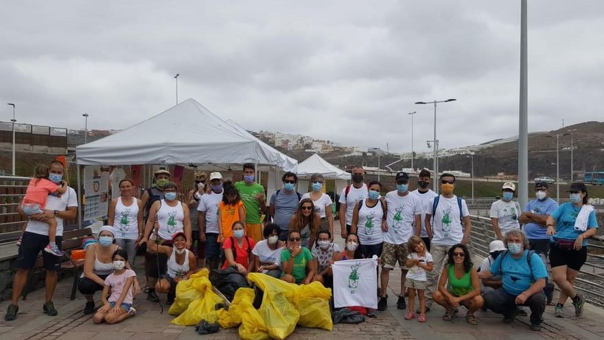 Grupo de ecologistas reunidos en la costa de Arucas para realizar una limpieza del litoral