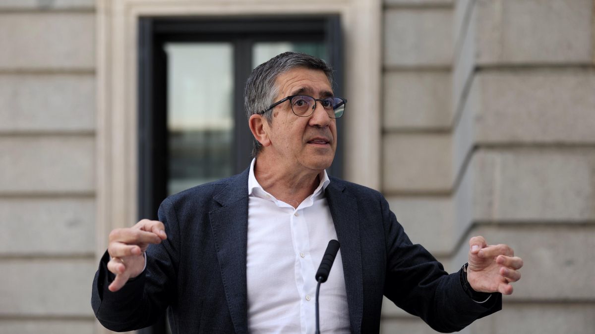 El presidente de la comisión del PSOE, Patxi López, responde a los medios en las inmediaciones de un pleno extraordinario en el Congreso de los Diputados, a 13 de julio de 2022, en Madrid (España).