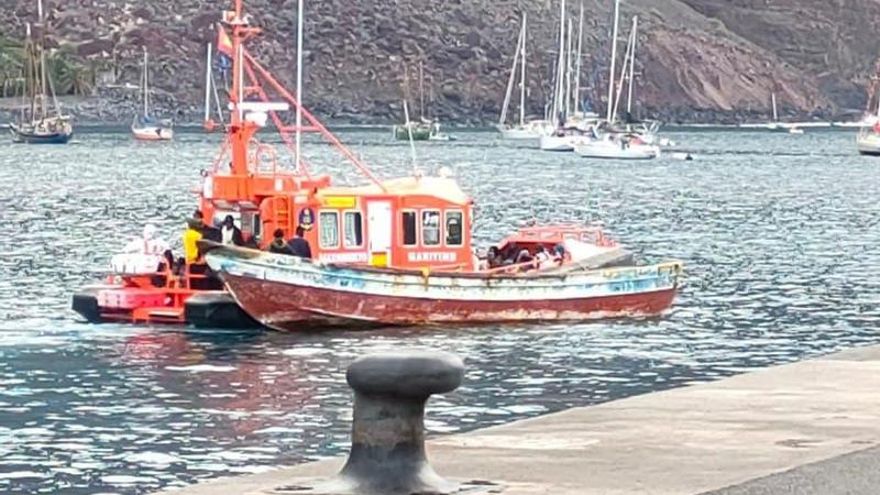 Fallece uno de los 19 ocupantes del cayuco que llegó anoche a La Gomera