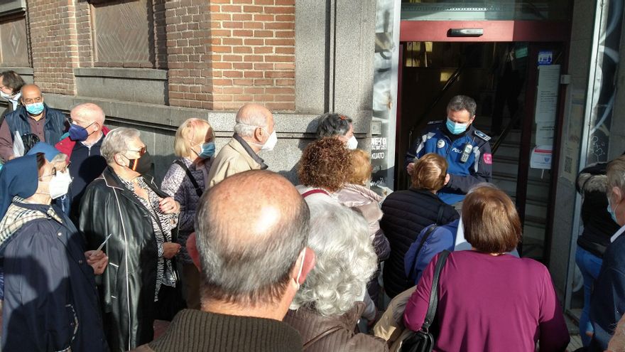 Aglomeraciones al acabarse las dosis en la vacunación de mayores en Eloy Gonzalo: "Me habían citado hace dos horas"
