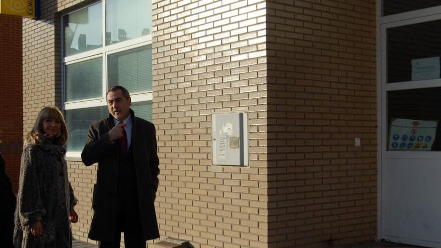 La alcaldesa y el responsable de Correos, ante las puertas de la nueva estafeta.