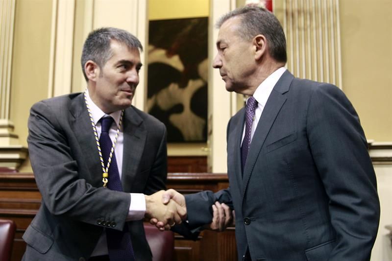 Paulino Rivero (d) saluda al candidato Fernando Clavijo. (Efe/Cristóbal García).