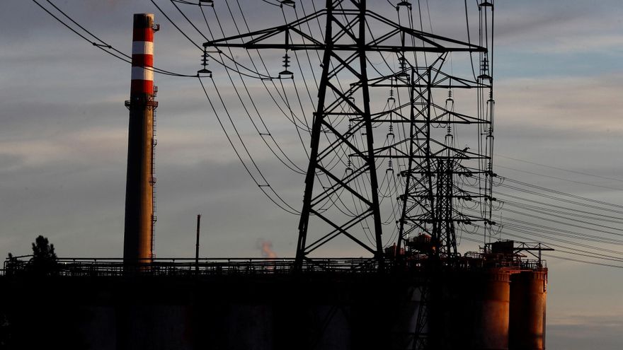 Una de las chimeneas y torretas de energía de alta tensión, de la fábrica de Alcoa San Cibrao en Cervo. EFE/ Eliseo Trigo/Archivo