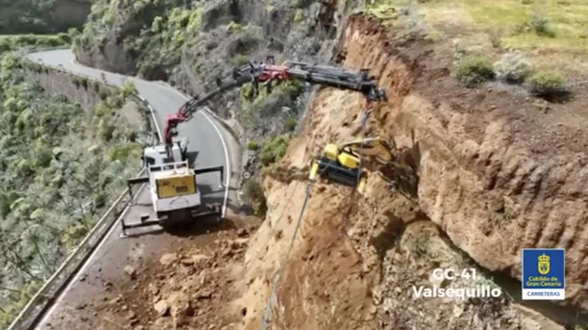 Así repara Obras Públicas del Cabildo el talud que causó un derrumbe hace un mes a la salida de Valsequillo