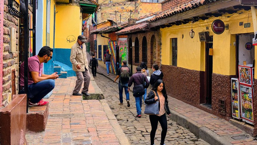 Calles coloridas en La Candelaria. Las zonas altas del barrio colonial de Bogotá se han convertido en un lugar dónde la vieja arquitectura convive con el arte urbano.