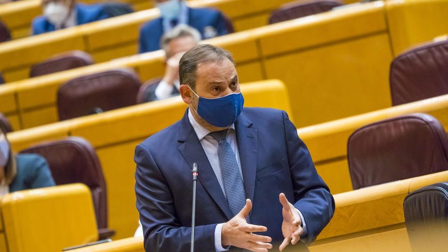 El ministro de Transportes, Movilidad y Agenda Urbana, José Luis Ábalos, interviene durante una sesión de control al Gobierno en el Senado, en Madrid (España), a 3 de noviembre de 2020. Durante el pleno de hoy, el Ejecutivo ha respondido a cuestiones rela