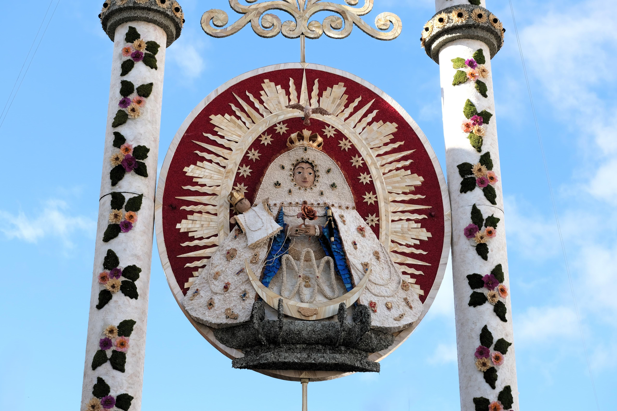 Coloridos arcos y alfombras engalanan este jueves el casco urbano del municipio. ALEJANDRA ACOSTA