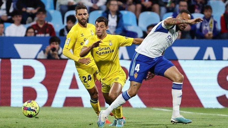 La UD Las Palmas araña un punto en La Romareda