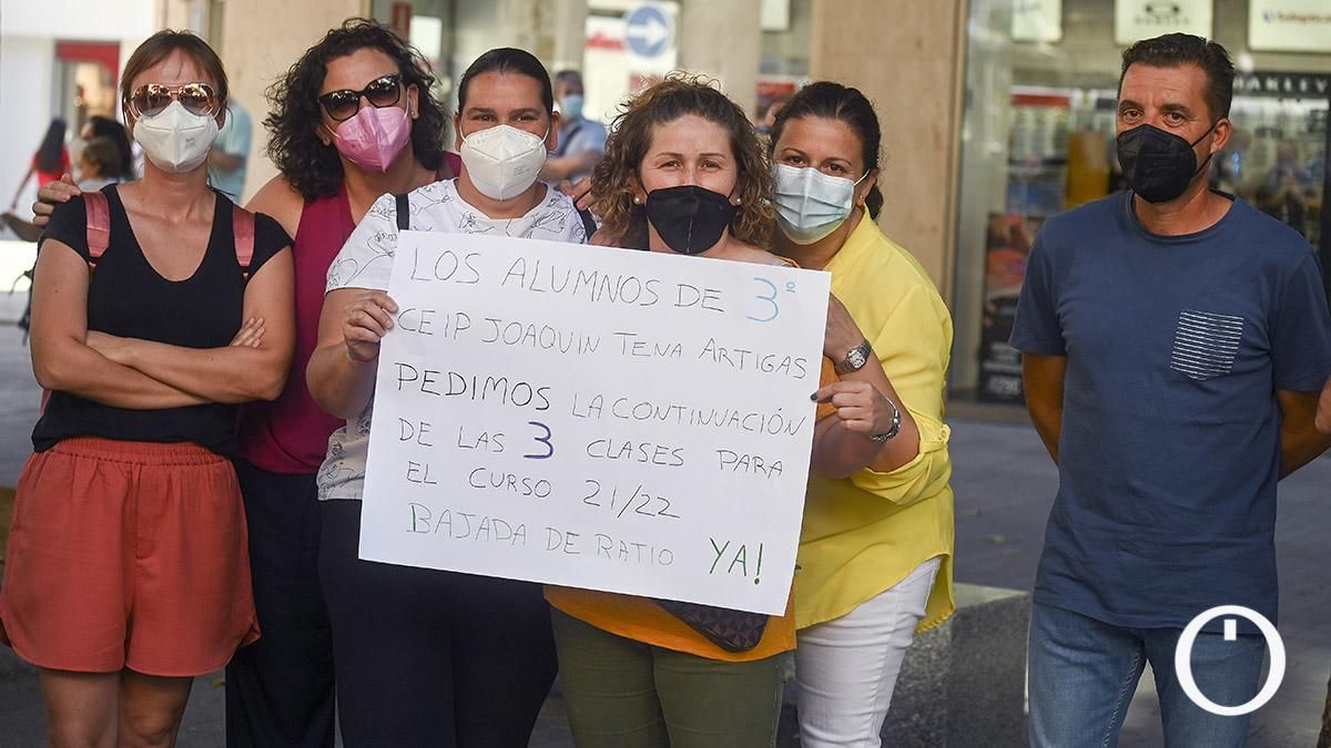 Concentración de la Marea Verde contra el cierre de aulas en la educación pública