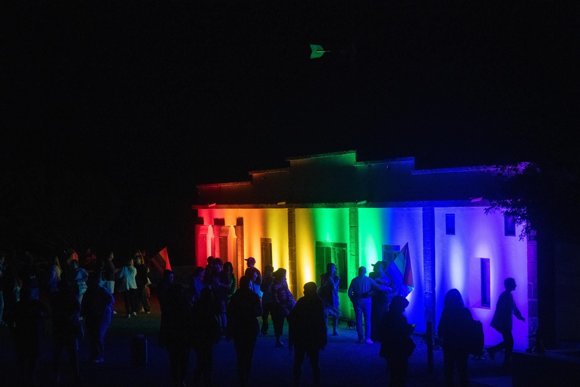 Luces con la bandera arcoíris con motivo de las actividades del 'Tefía 2.0: Escuela de activismo LGTBI+', un espacio formativo, reflexivo y de acción para formar a las nuevas generaciones.
