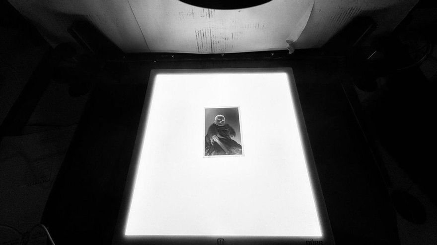 En las entrañas del Archivo de Álava en plena misión para salvar 13.000 retratos de la colección de Schommer Koch