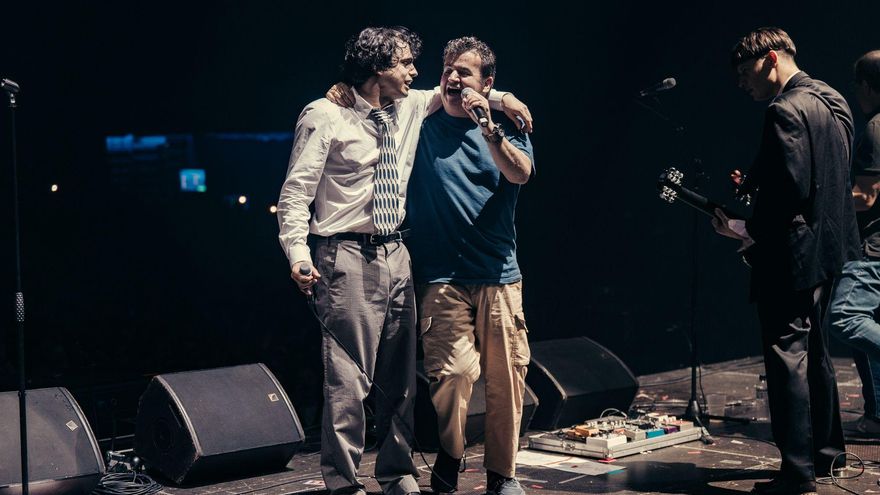 Diego Ibáñez se abraza Emilio Sancho de Los Nikis. A la derecha, Mario del Valle (guitarra de Carolina Durante).