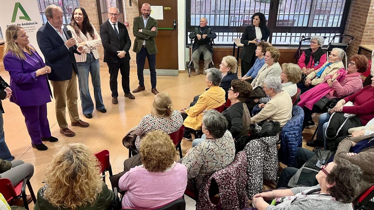 La falta de personal en los centros de mayores condiciona su apertura los fines de semana: "Hay gente sola todos los días"