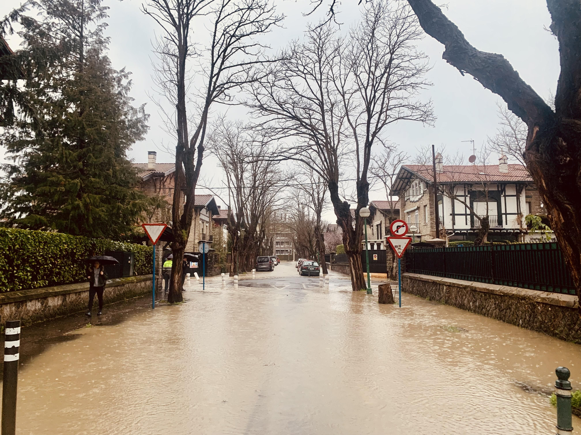 Calles anegadas en la zona sur de Vitoria