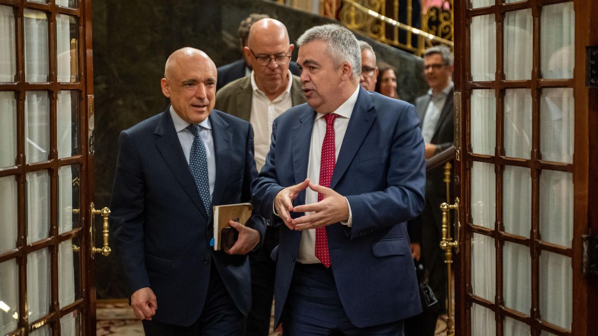 Rafael Simancas y Santos Cerdán salen del hemiciclo del Congreso el 27 de mayo.