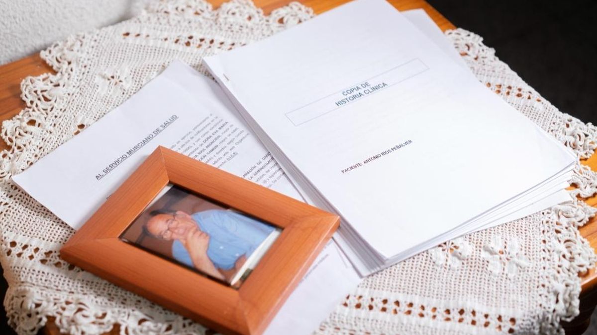 Eva lamenta que su padre "terminó con 60 kilos, en silla de ruedas, con pañales y dolores constantes"