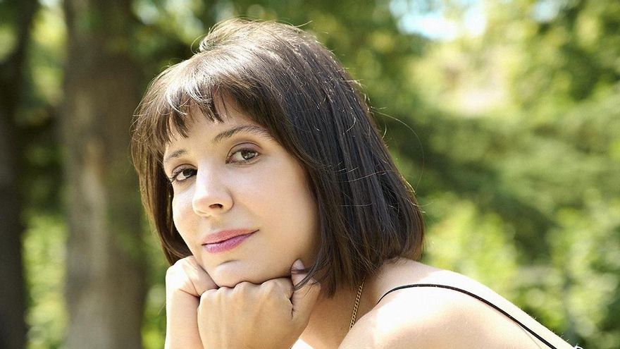 Aixa de la Cruz, escritora: "Que te llamen loca te despoja de la capacidad de ser escuchada"