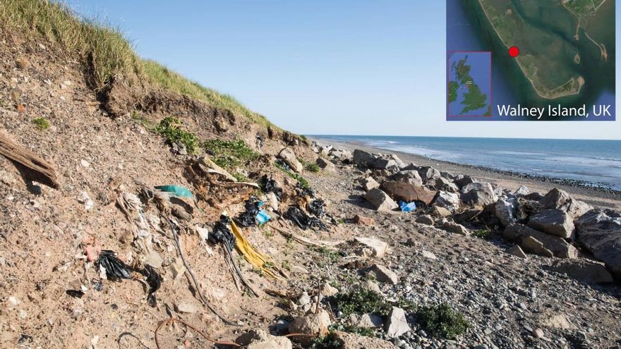 La erosión de los vertederos de residuos, como el de Walney Island, Reino Unido, desentierra continuamente la basura plástica enterrada en el océano. Estos vertederos existen en todo el mundo y son una de las muchas fuentes de contaminación de plástico marino
