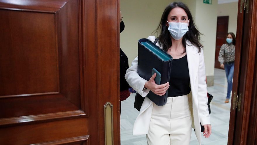 La ministra de Igualdad, Irene Montero, camino a la comparecencia ante la Comisión de Igualdad del Congreso, este miércoles, en Madrid. EFE/Juan Carlos Hidalgo