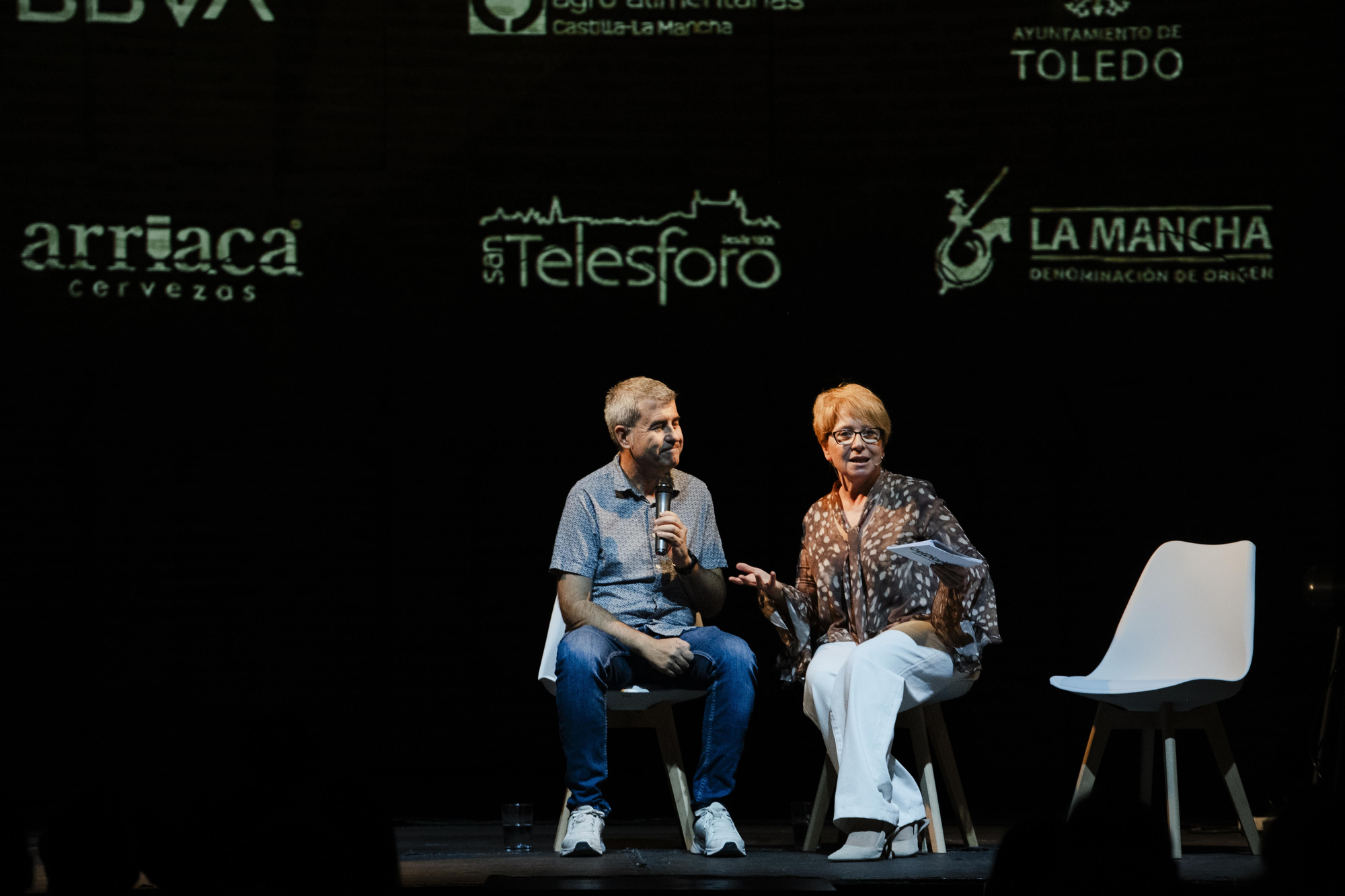 Floren Alfaro, de los Servicios Sociales de Villamalea, con Inma Sánchez Morate