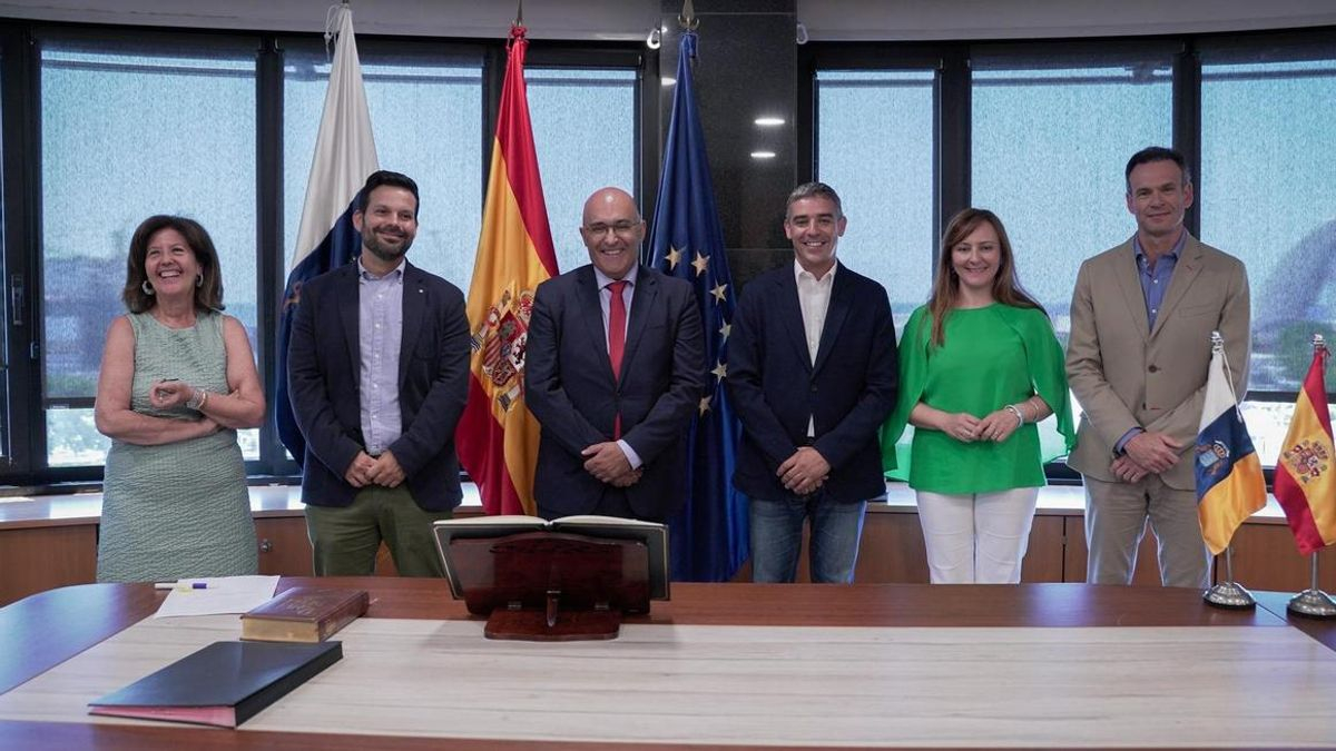 Imagen de archivo de Javier Gutiérrez Taño (al lado de Narvay Quintero), el destituido director general de Agricultura, junto a los consejeros de Agricultura y de Presidencia, Nieves Lady Barreto, en la toma de posesión del primero, el 21 de julio de 2023.