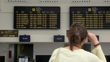 Imagen de archivo de una mujer en un aeropuerto canario.