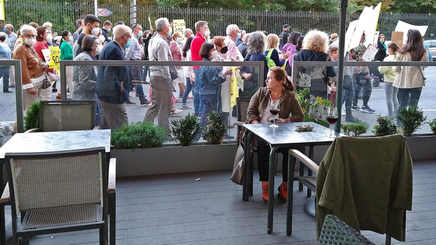 Manifestación vecinal por el cierre de las terrazas Covid en Retiro